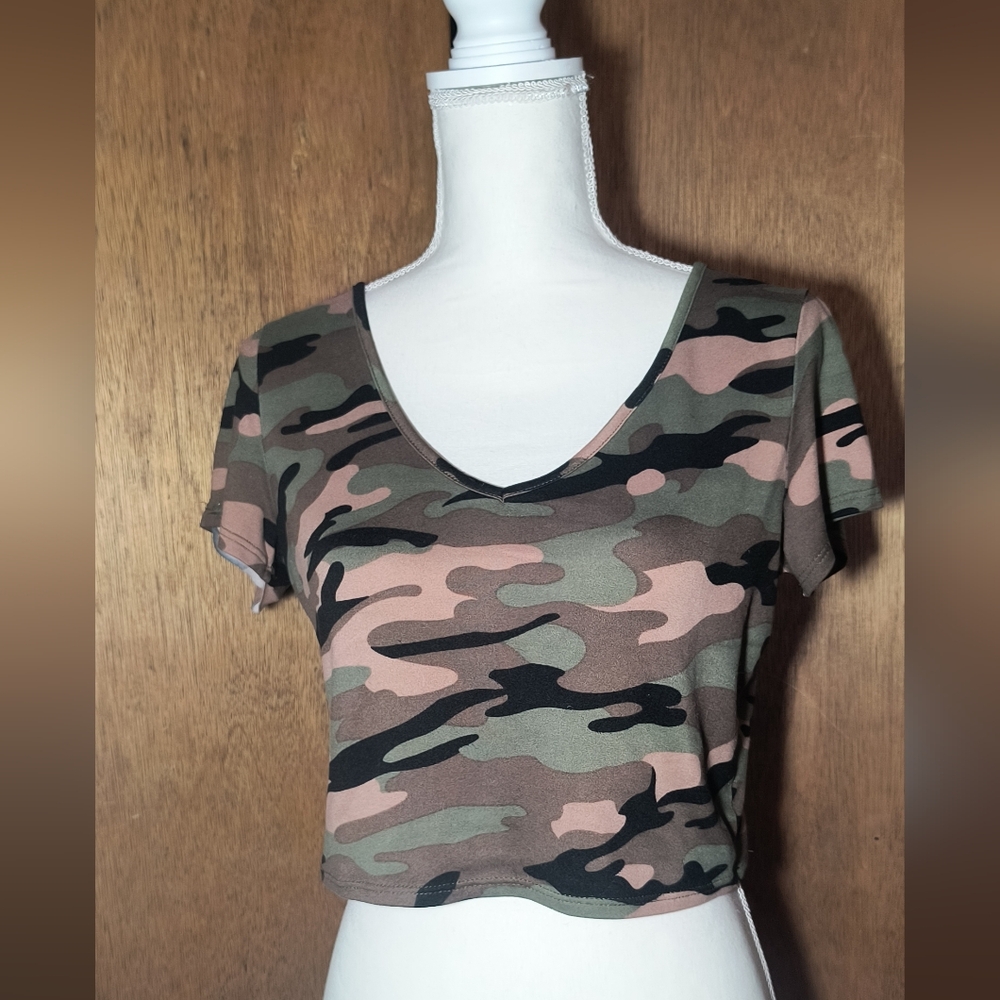 gaze. Camo cropped tee shirt
